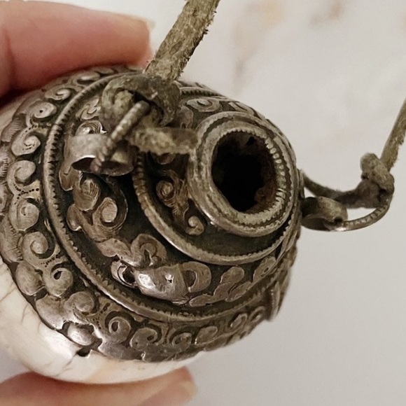 Antique Tibetan Conch Shell Horn Small
Circa 1700-1800 - Picture 5 of 7